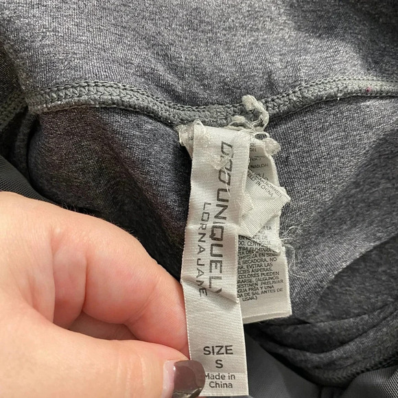 Lorna Jane Asha Chevron Gray Cropped Mesh Leggings Size US Small - Picture 11 of 12